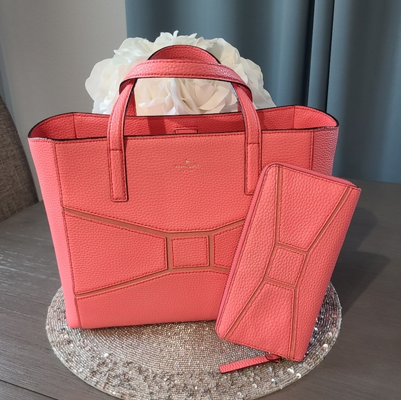 Kate Spade Tote and Wallet Set - Like New - Picture 16 of 16